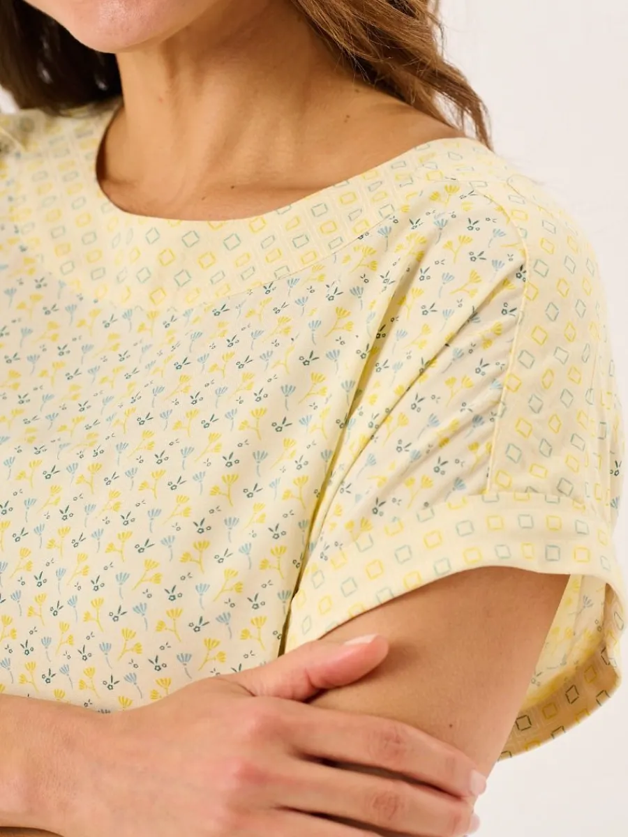 light_yellow_floral_short_0.webp Quba & Co Light Yellow Floral Short Sleeved Overhead Top - Dana Outlet